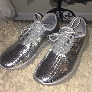 Silver platinum tennis shoe Forever 7.5